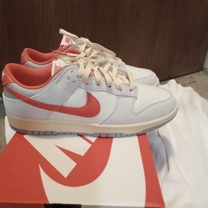 NIKE DUNKS SIZE 8.5 NEW D,S